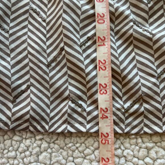 Loft Sleeveless Beige Chevron Print Sequin Accent Blouse Medium Petite - Picture 8 of 8